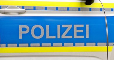 Polizei sucht mutmaßliche EC-Karten-Betrüger (Fahndung 40-24)